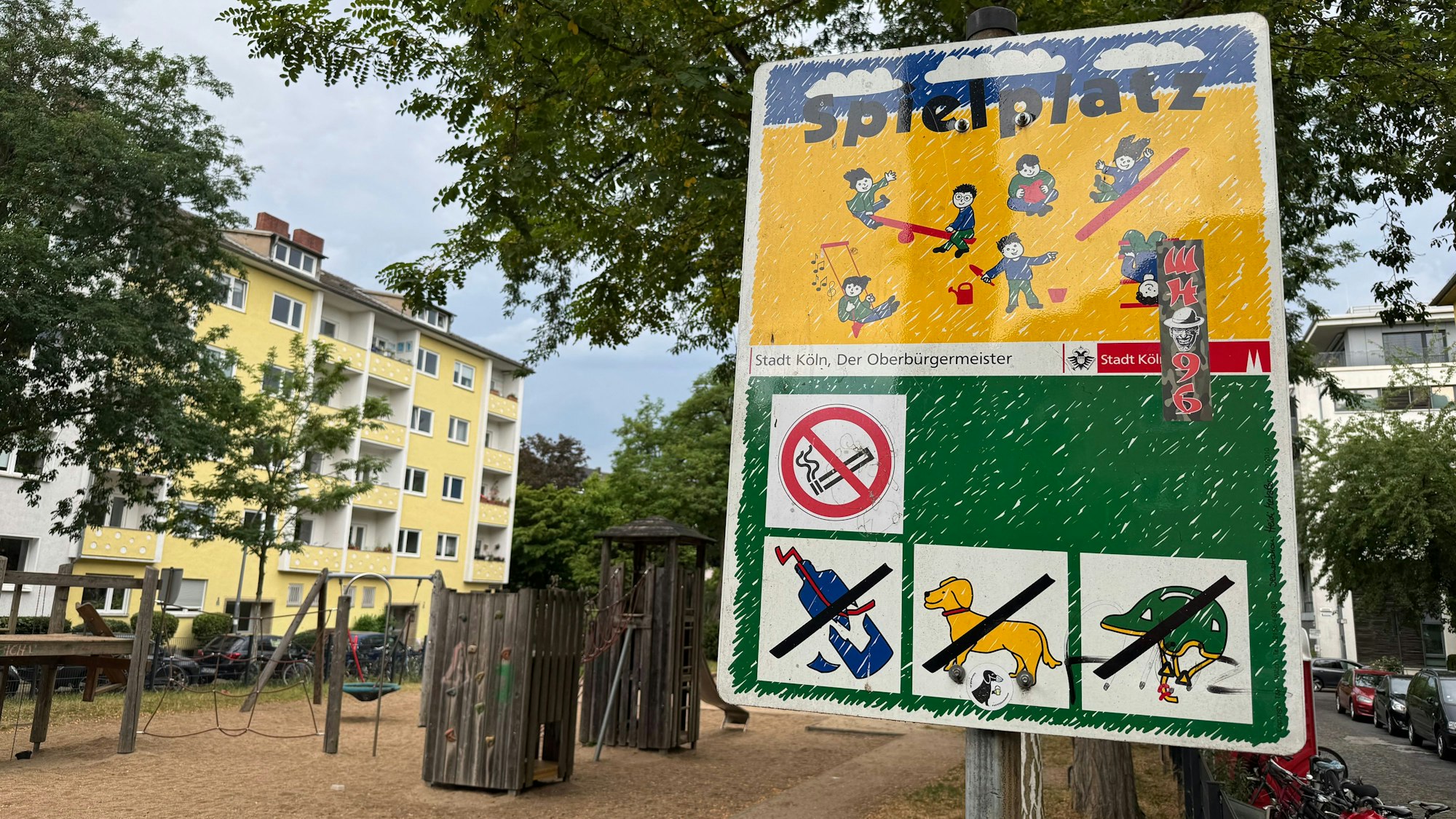 Ein Schild mit der Aufschrift Spielplatz ist auf dem Kinderspielplatz Münstereifeler Platz zu sehen.
