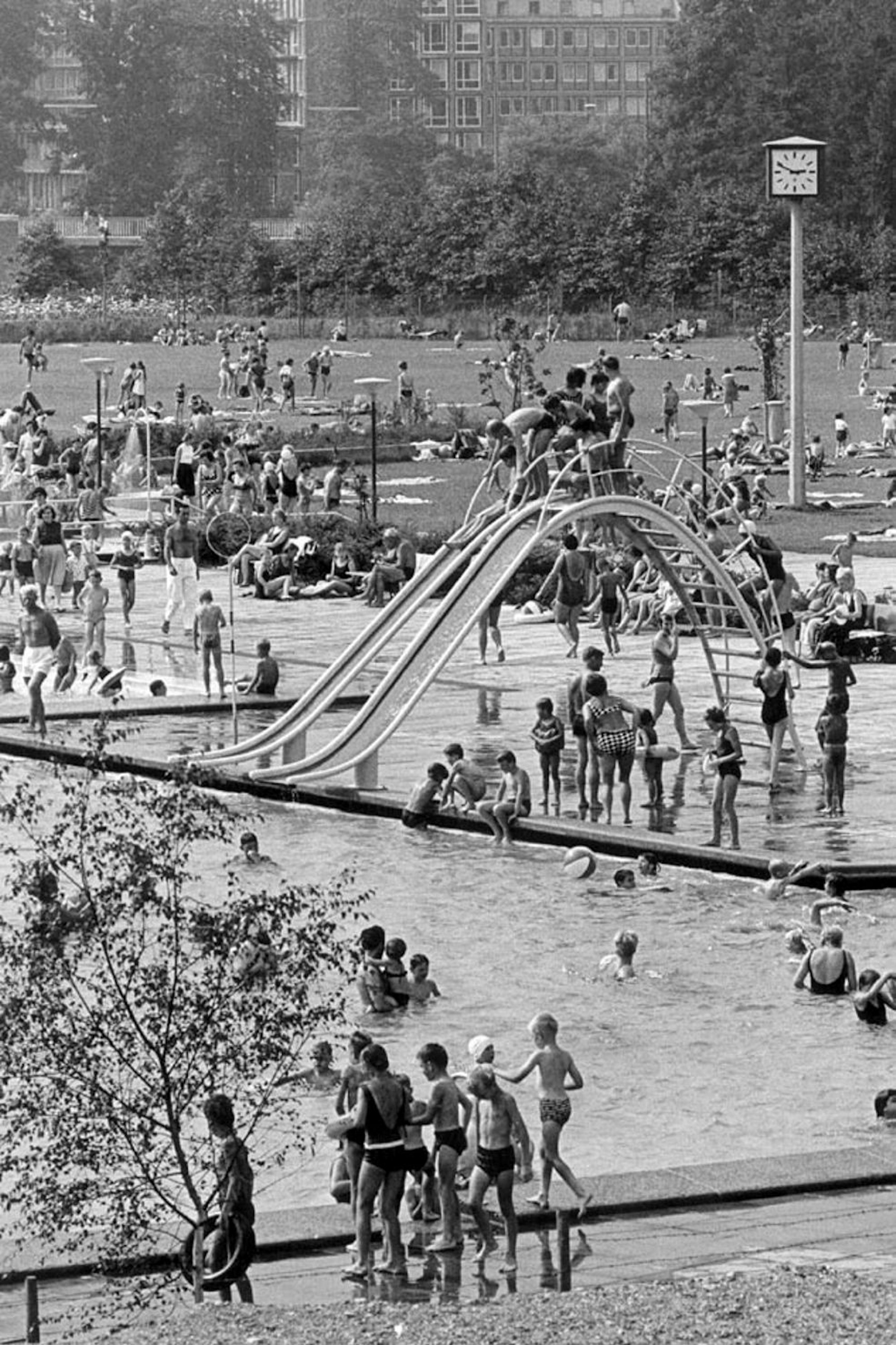 Vom Start weg war das Freibad Auermühle ein beliebter Treffpunkt für Jung und Alt. Das zweite Leverkusener Freibad wurde bewusst in Schlebusch angesiedelt, weil der politische Wille den Ortsteil als zweites Zentrum der Stadt ansah.