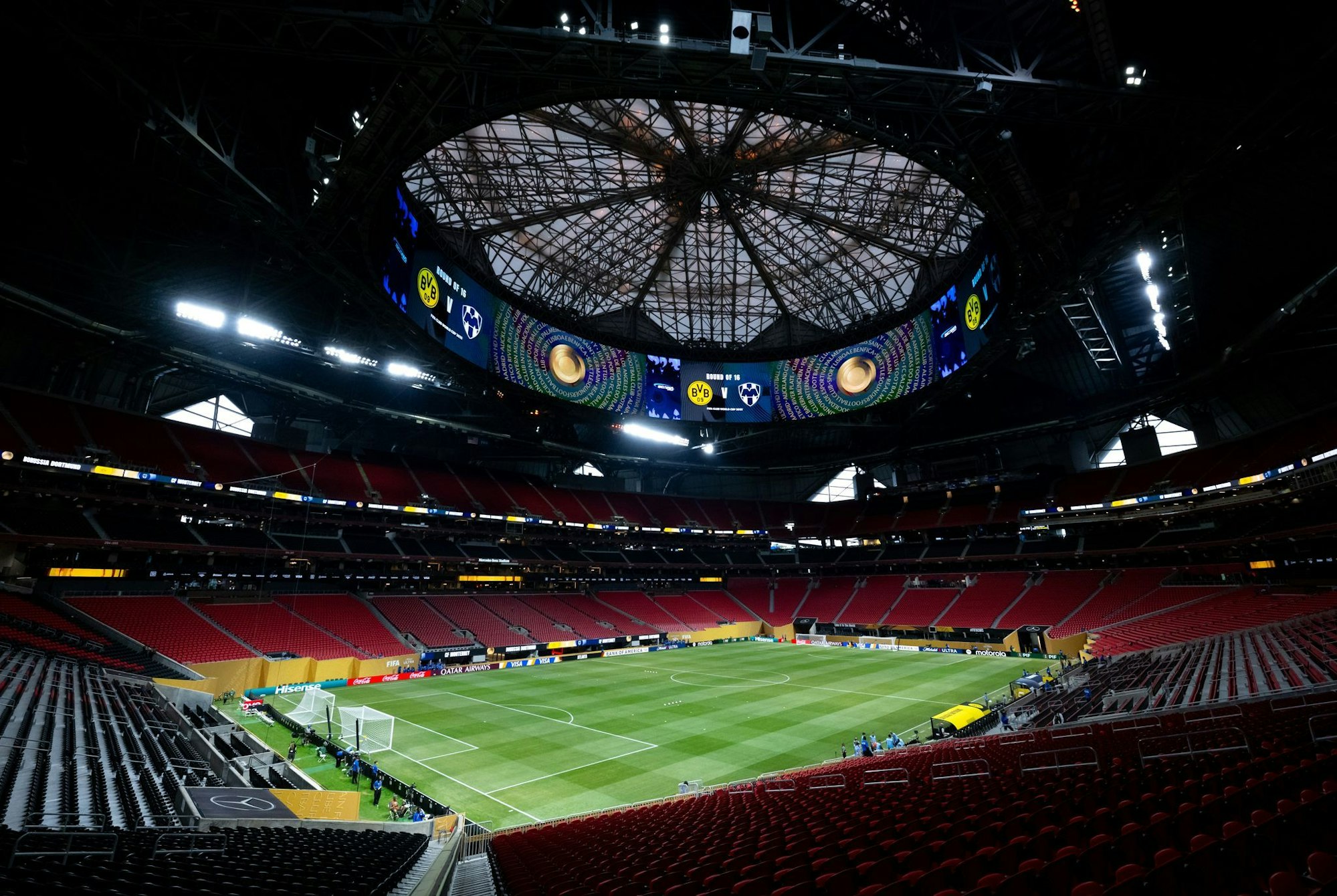 Dach zu: Im imposanten - und vor allem - klimatisierten Stadion von Atlanta kämpfen die Bayern gegen Paris um den Einzug ins WM-Halbfinale.