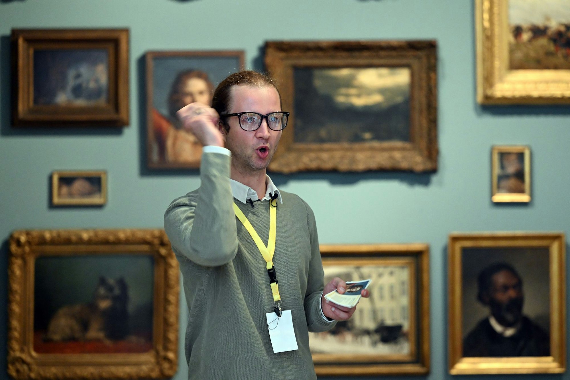 Der schlecht gelaunte «Grumpy Guide» im Düsseldorfer Kunstpalast ist ein riesiger Publikumserfolg.