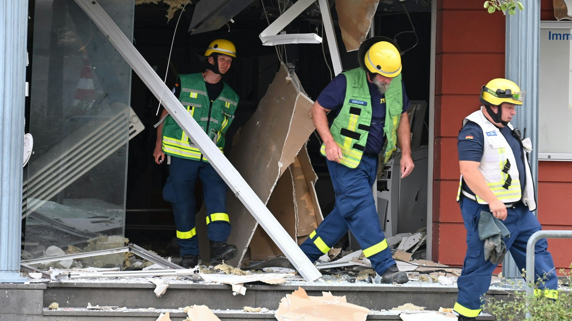 Das Bild zeigt mehrere Einsatzkräfte an der Bankfiliale.
