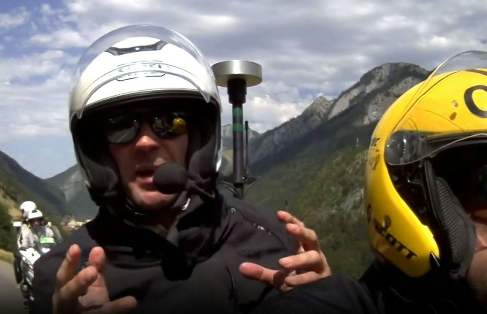 Jens Voigt (links) kommentiert auch in diesem Jahr wieder die erste Hälfte der Tour de France vom Motorrad aus: Man erlebt das Rennen aus einer besonderen Perspektive. Mein Sender Eurosport überträgt in 70 bis 80 Länder. Ich spreche Englisch auf dem Motorrad und versuche, meine Eindrücke in viele Länder der Welt hinauszutragen.“ (Bild: Eurosport)