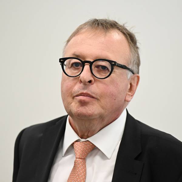 ARCHIV - 08.07.2022, Rheinland-Pfalz, Mainz: Jürgen Pföhler (CDU), ehemaliger Landrat des Kreises Ahrweiler, ist auf dem Weg in den Untersuchungsausschuss des Landtags Rheinland-Pfalz zur Flutkatastrophe, wo er als Zeuge geladen ist. Der Untersuchungsausschuss befasst sich mit der Frage, ob die extreme Wetterlage vorhersehbar war und wieso es zu einer solchen Zerstörung mit mindestens 135 Toten und Hunderten Verletzten kommen konnte. (zu dpa: «Ex-Landrat droht nach Ahrflut Entzug des Ruhegehalts») Foto: Arne Dedert/dpa +++ dpa-Bildfunk +++