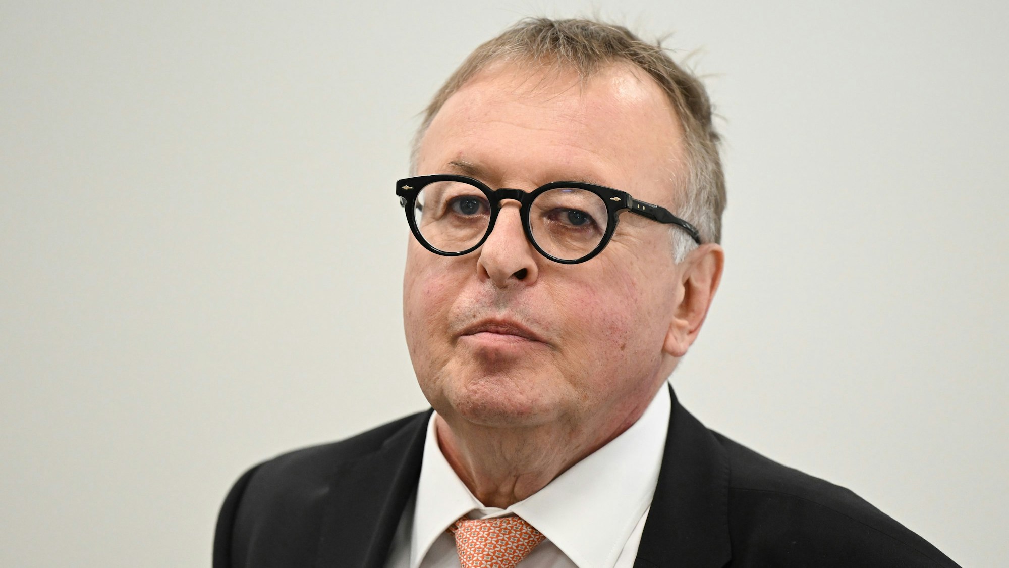 ARCHIV - 08.07.2022, Rheinland-Pfalz, Mainz: Jürgen Pföhler (CDU), ehemaliger Landrat des Kreises Ahrweiler, ist auf dem Weg in den Untersuchungsausschuss des Landtags Rheinland-Pfalz zur Flutkatastrophe, wo er als Zeuge geladen ist. Der Untersuchungsausschuss befasst sich mit der Frage, ob die extreme Wetterlage vorhersehbar war und wieso es zu einer solchen Zerstörung mit mindestens 135 Toten und Hunderten Verletzten kommen konnte. (zu dpa: «Ex-Landrat droht nach Ahrflut Entzug des Ruhegehalts») Foto: Arne Dedert/dpa +++ dpa-Bildfunk +++