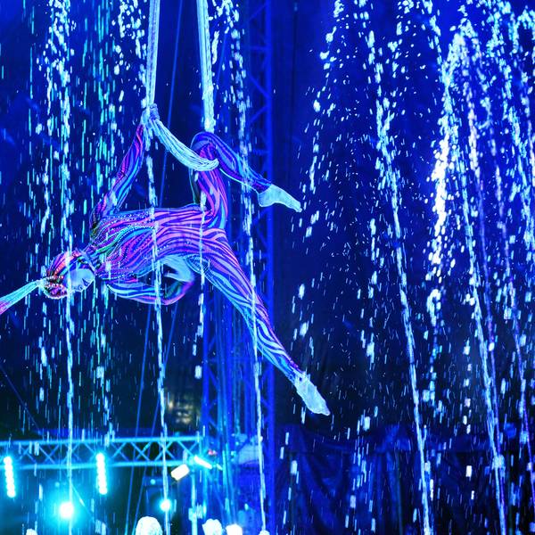 Vom Wasser aus steigen die Akrobaten des Zirkus in die Lüfte und bringen die Zuschauer mit ihren Nummern zum Staunen.