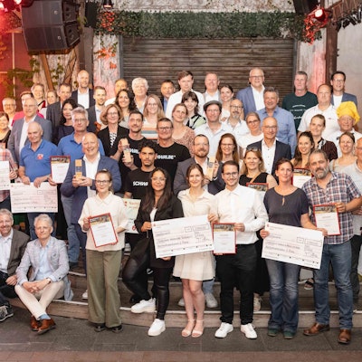 Die Sieger des Nachhaltigkeitspreis halten ihre Prämien in der Hand.