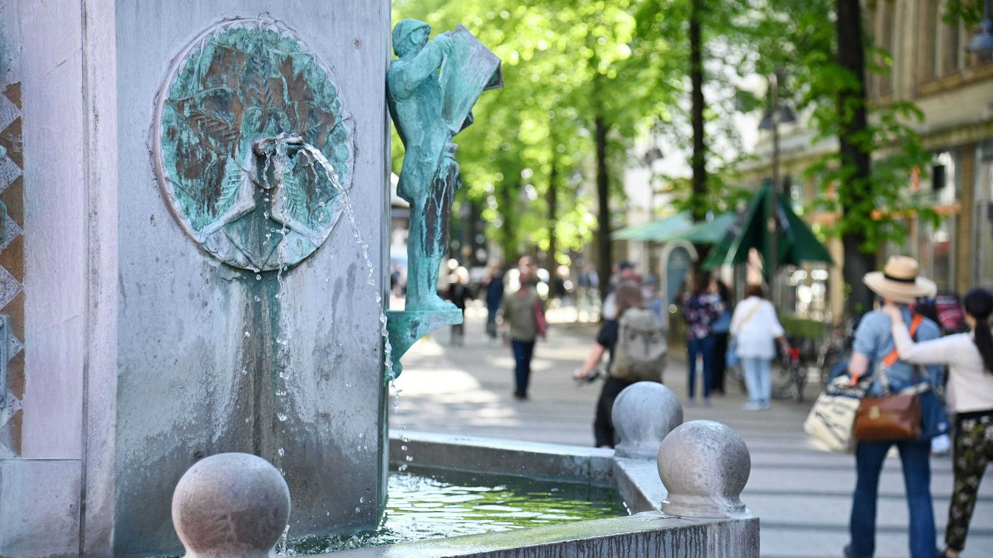 DuMont-Brunnen auf der Breite Straße.