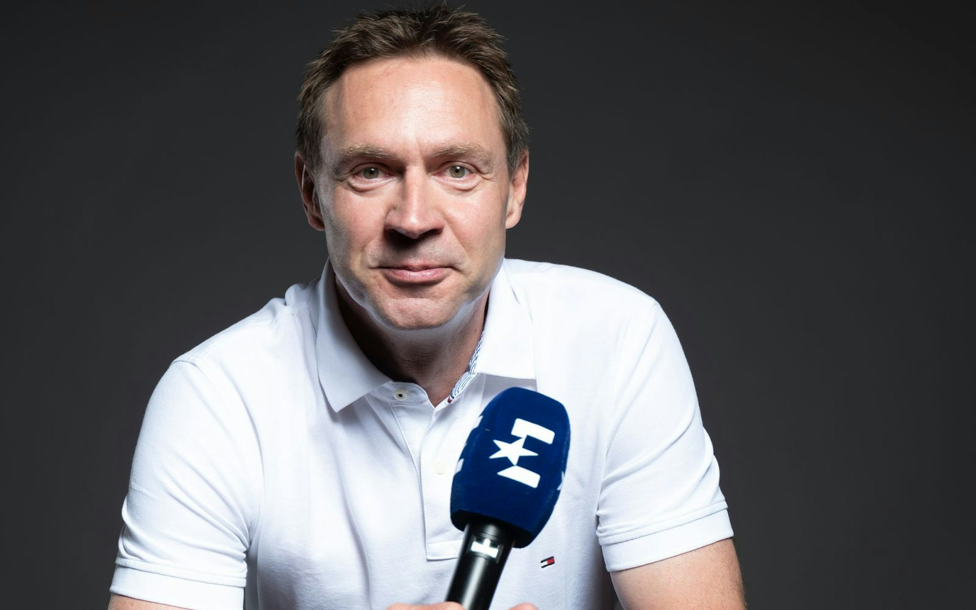 Kaum jemand erzählt so spannend und kenntnisreich vom Radsport wie Jens Voigt. Von 5. bis 27. Juli rollt die 112. Ausgabe der Tour de France, dem berühmtesten Radrennen der Welt, wieder durch Frankreich. Beinahe-Rekordteilnehmer Voigt ist dabei und kommentiert zunächst vom Motorrad aus. (Bild: Eurosport/Maurice Weiss)