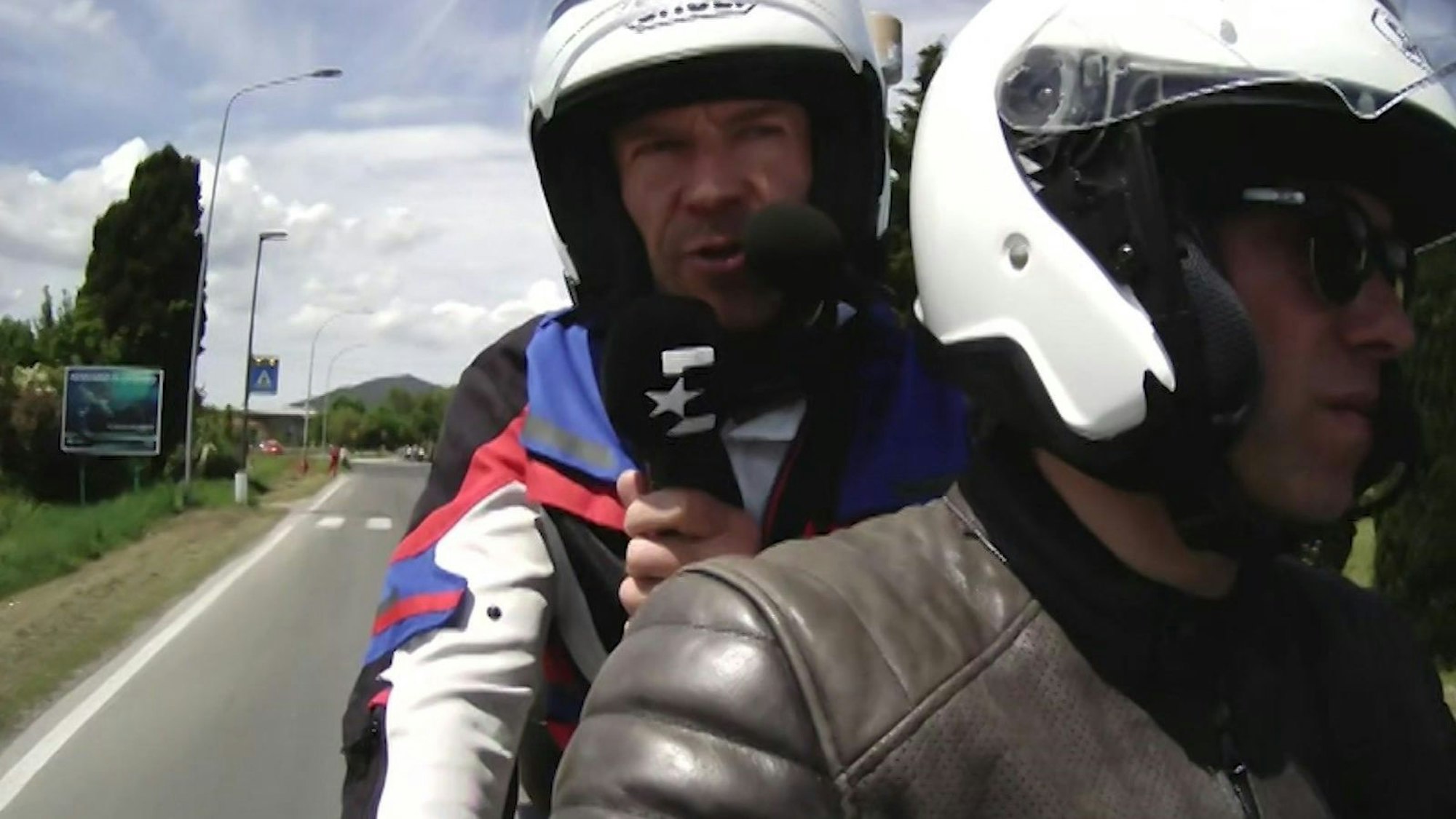 Motorrad-Reporter Jens Voigt bei der Tour de France: „Als Ex-Profi sehe ich aus der Nähe Details, die anderen nicht auffallen: was ein Team gerade planen könnte, wer aus welchem Grund gerade gut oder weniger gut aussieht.“ (Bild: Eurosport)