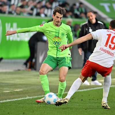 Das Bild zeigt Jakub Kaminski (l) im Spiel gegen Heidenheim. Foto: Swen Pförtner/dpa
