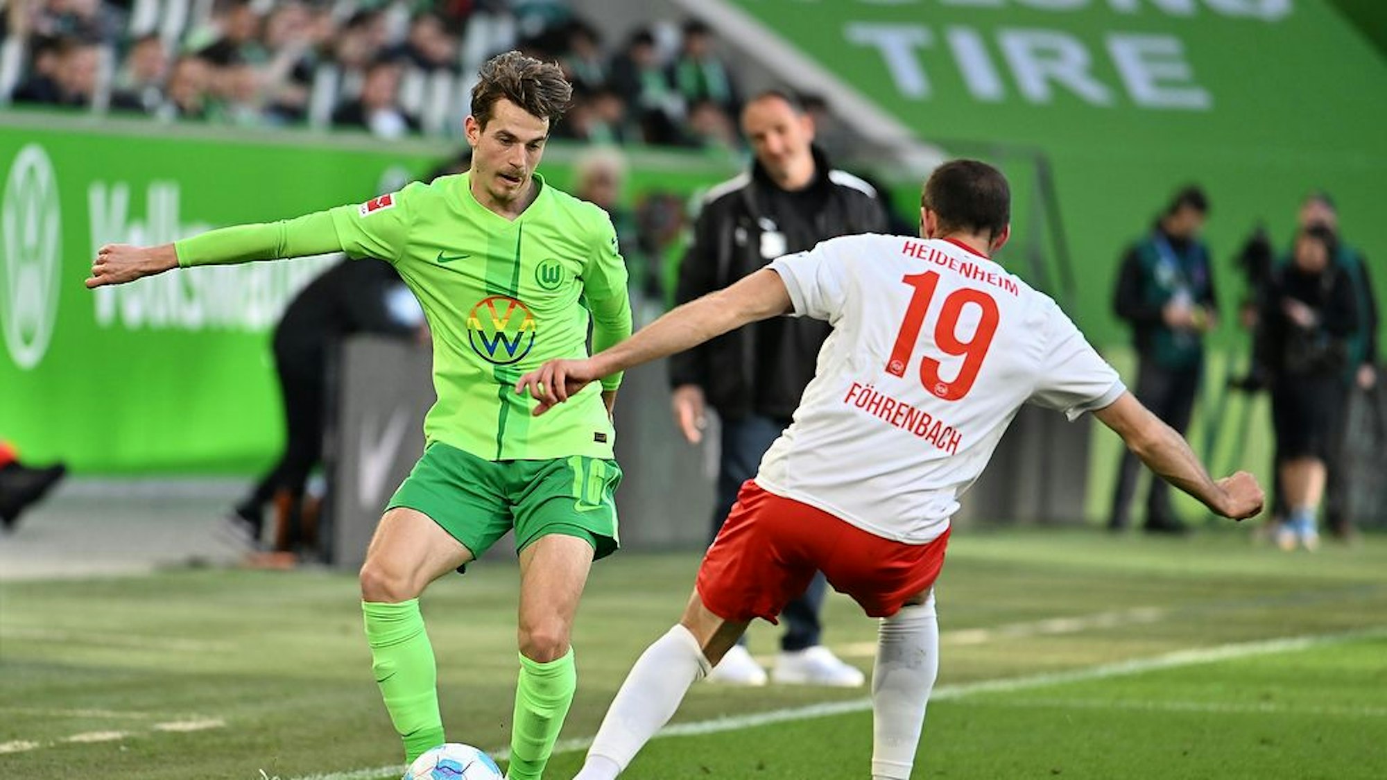 Das Bild zeigt Jakub Kaminski (l) im Spiel gegen Heidenheim. Foto: Swen Pförtner/dpa