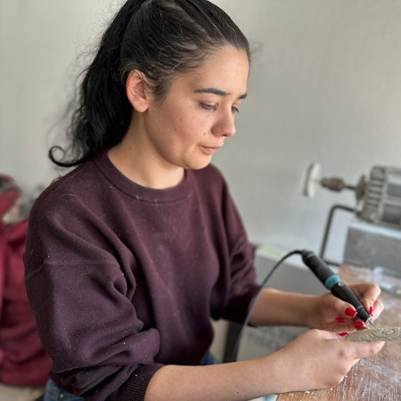 Eine Frau fertigt Reproduktionen für Museen und Modeschmuck aus Knochen.