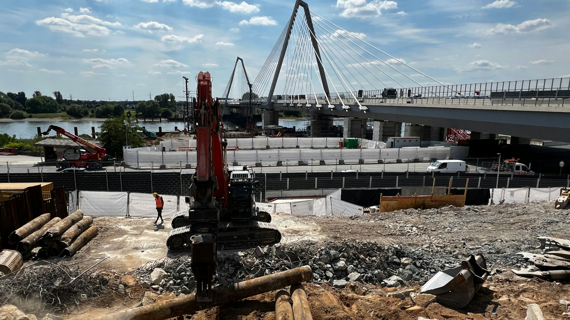 Bau an der Leverkusener Brücke, Abbruch des alten Leverkusener Widerlagers.