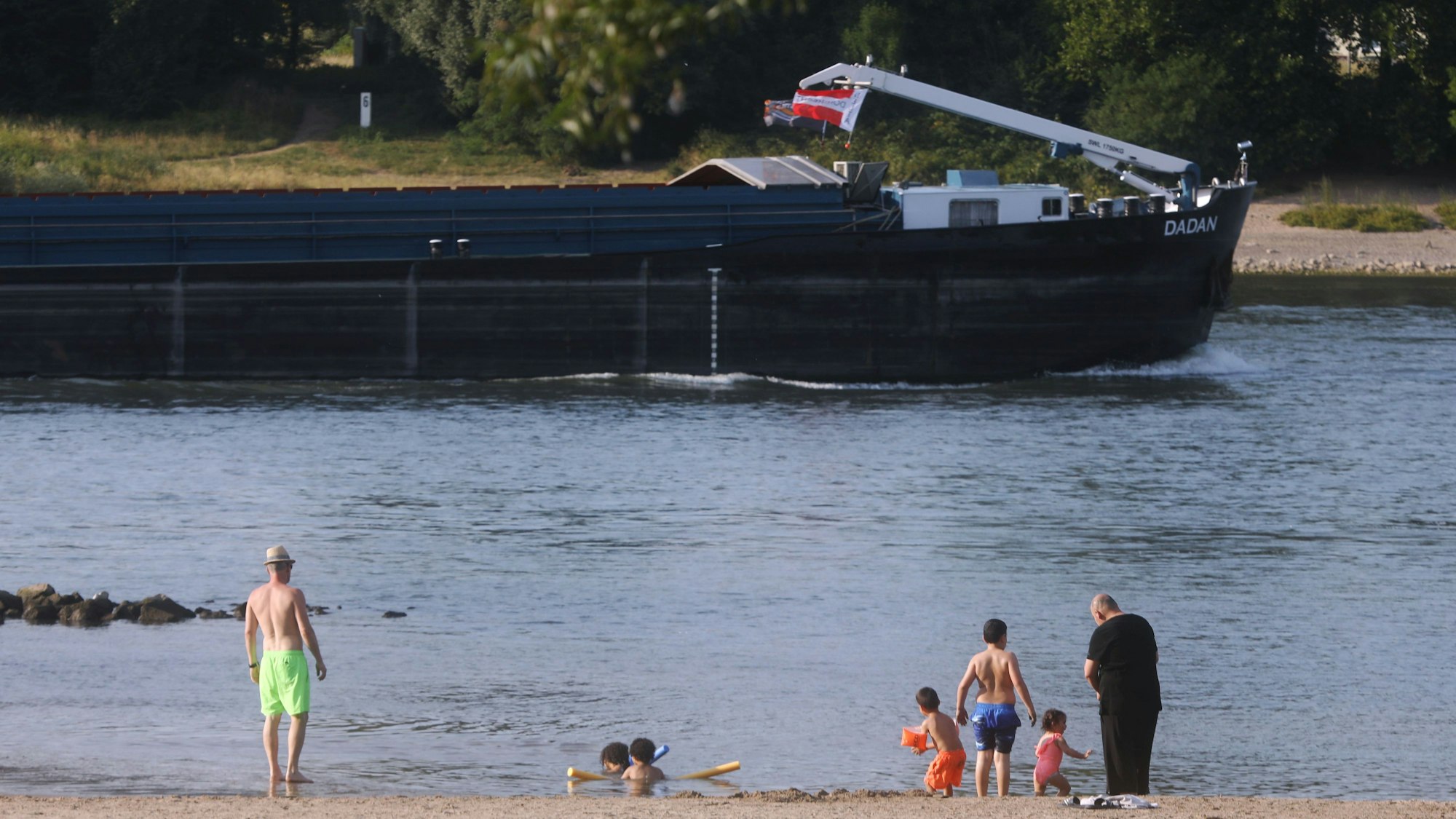 01.07.2025, Köln: Abkühlung am Rhein in Rodenkirchen ist eine Gefahr. Foto: Arton Krasniqi
