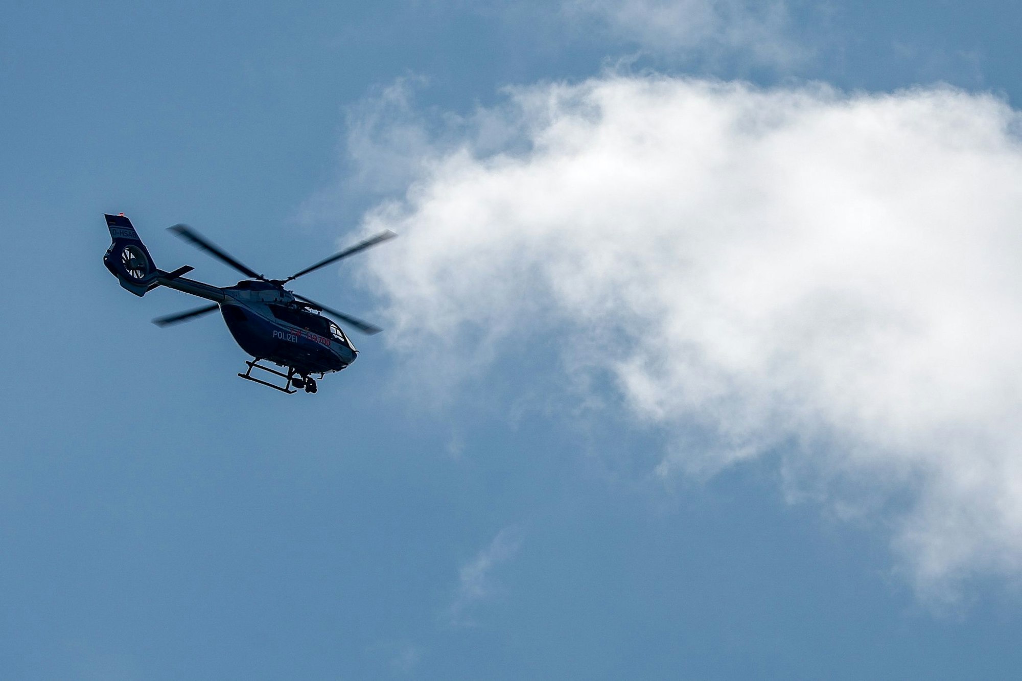 Auch mit einem Hubschrauber verfolgte die Polizei drei junge Männer, die vor einer Kontrolle geflüchtet waren. (Symbolbild)