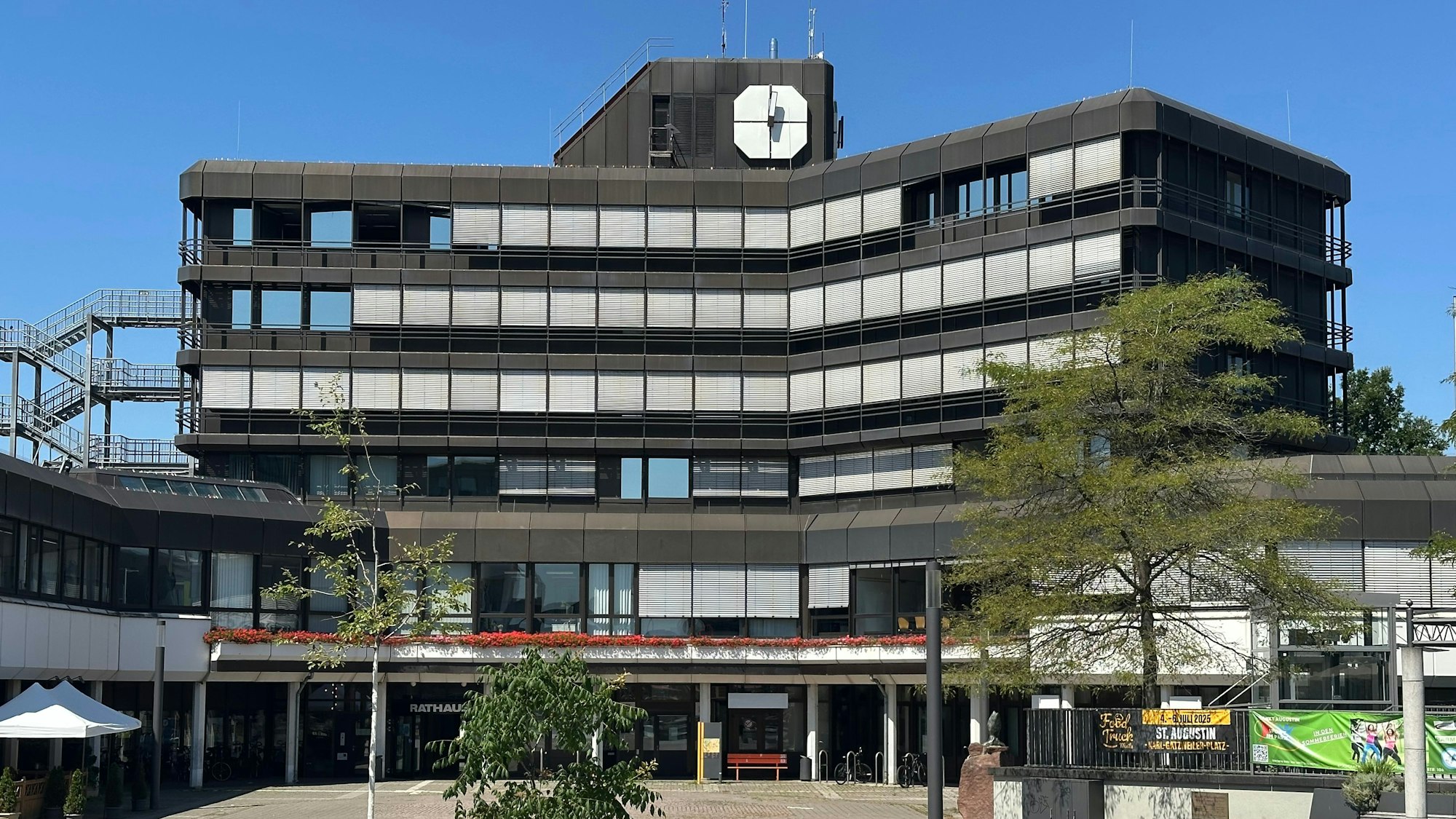 Blick auf das Rathaus von Sankt Augustin, hier hat der Technische Beigeordnete sein Büro.