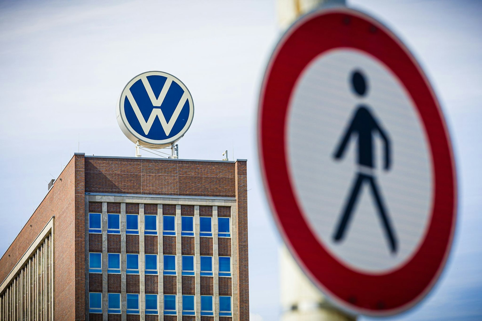 Das Schild am VW-Hauptsitz spiegelt symbolisch den unvermeidlichen Abgang von Personalvorstand Kilian wider.