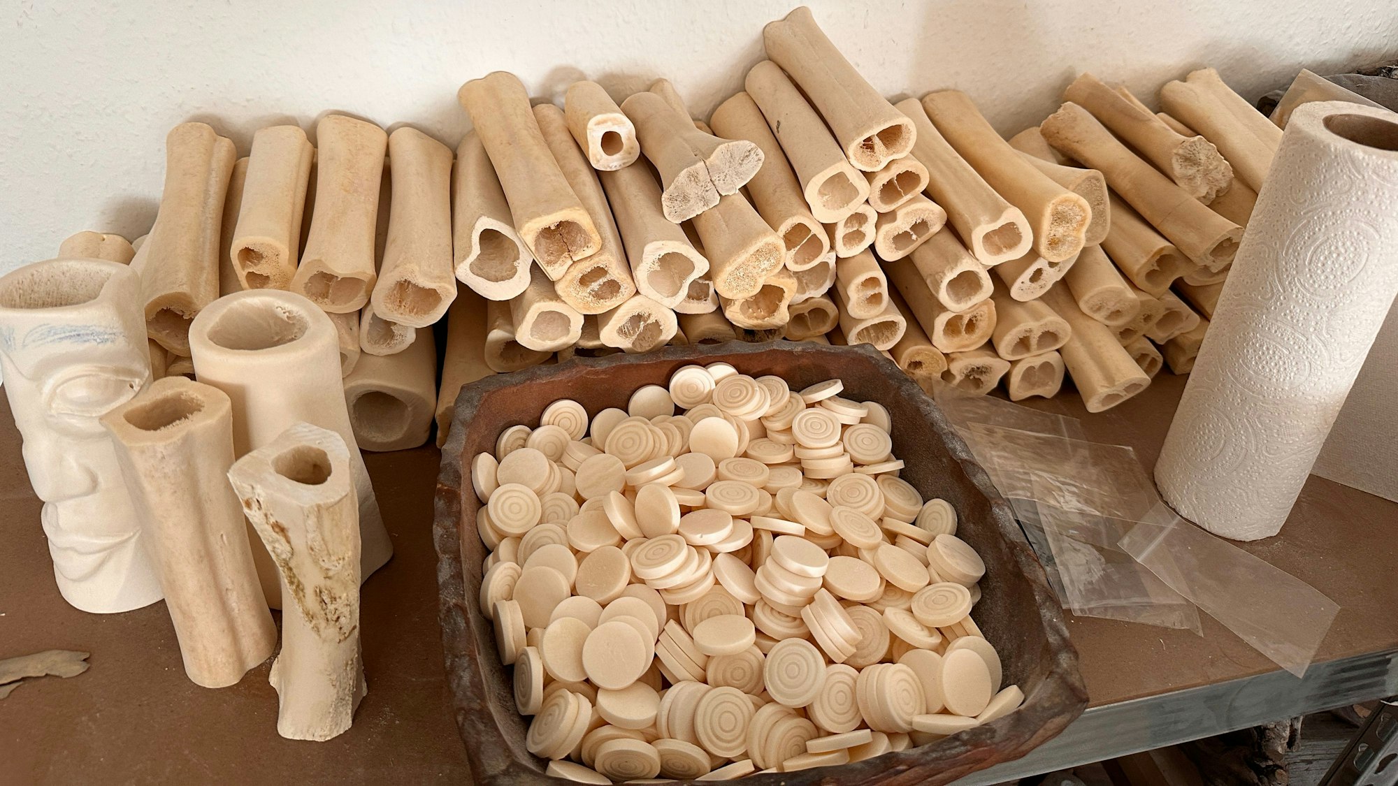 Viele Rinderknochen liegen auf einem Tisch.