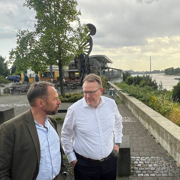 Oberbürgermeisterkandidaten Uwe Richrath, Torsten Burmester am Rhein in Leverkusen Bild: Ralf Krieger