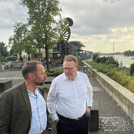 Oberbürgermeisterkandidaten Uwe Richrath, Torsten Burmester am Rhein in Leverkusen Bild: Ralf Krieger