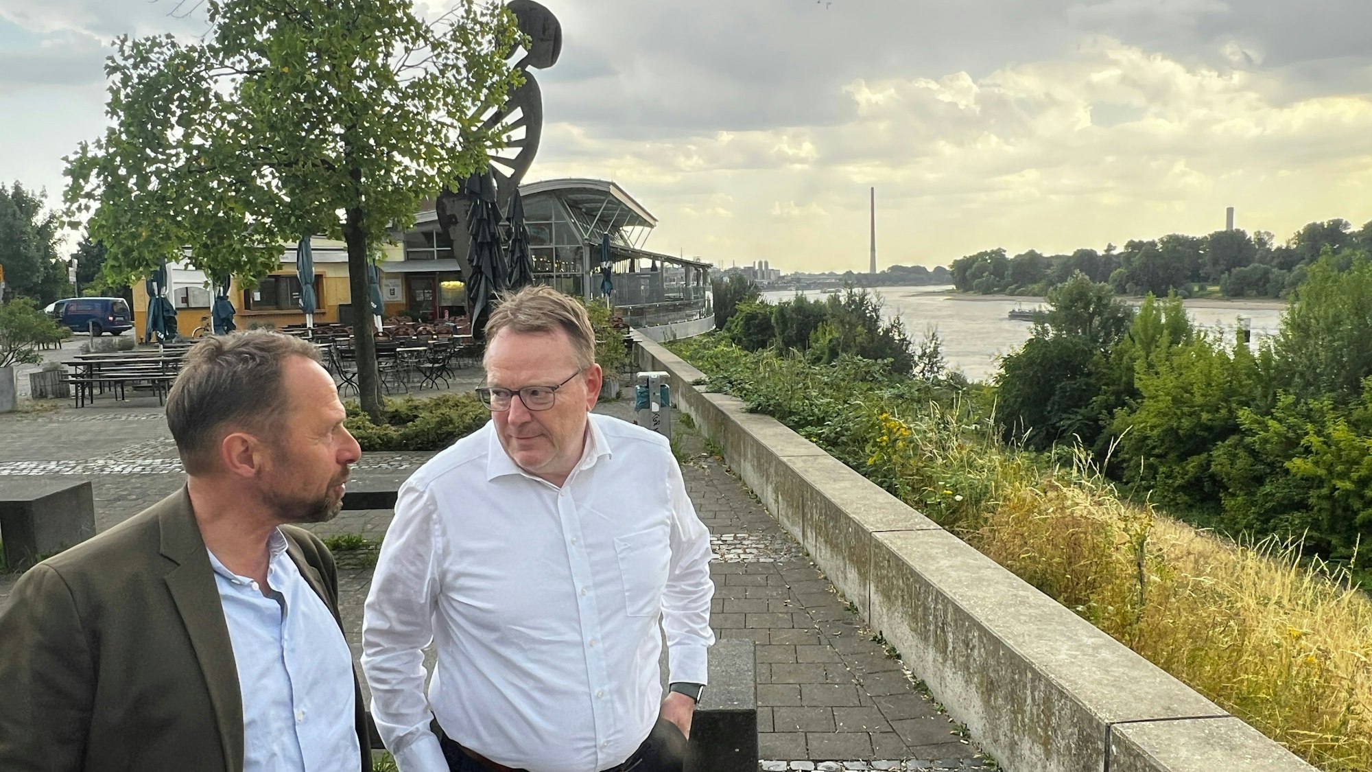 Oberbürgermeisterkandidaten Uwe Richrath, Torsten Burmester am Rhein in Leverkusen Bild: Ralf Krieger