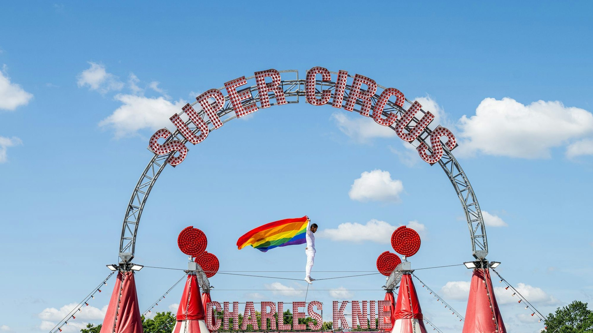 Der Zirkus will aus Protest gegen die Haltung von Bundeskanzler Merz und Bundestagspräsidentin Klöckner (beide CDU) die Regenbogenfahne auf dem Zirkuszelt hissen.