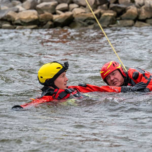 06.07.2022, Köln: Ein Rettungsschwimmer ist im Einsatz. Die Feuerwehr demonstriert die Rettung eines Verunglückten aus dem Rhein in Rodenkirchen. Foto: Uwe Weiser