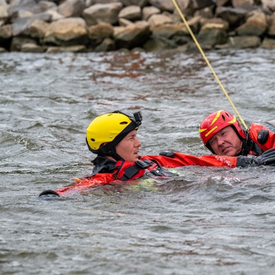 06.07.2022, Köln: Ein Rettungsschwimmer ist im Einsatz. Die Feuerwehr demonstriert die Rettung eines Verunglückten aus dem Rhein in Rodenkirchen. Foto: Uwe Weiser