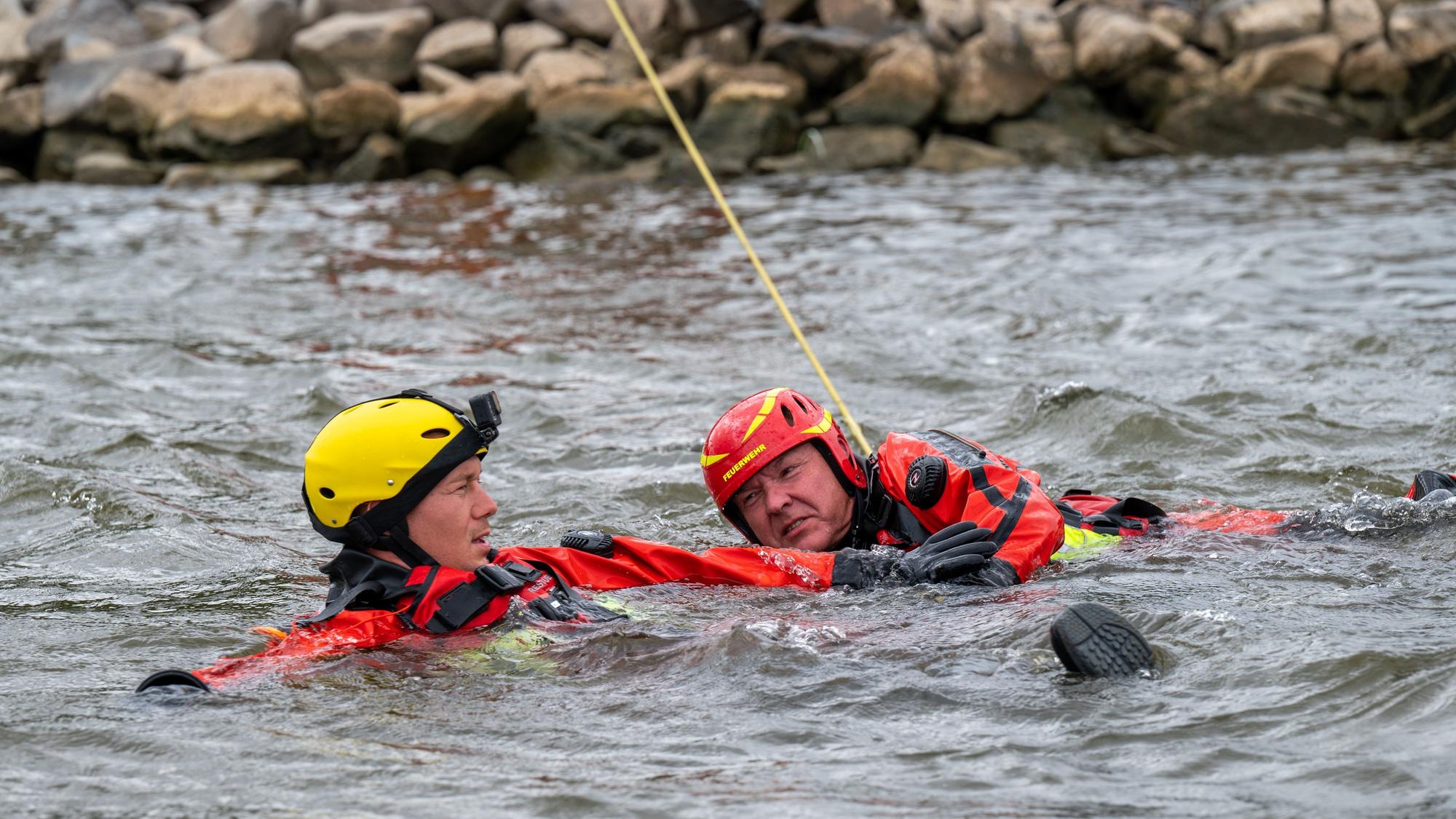 06.07.2022, Köln: Ein Rettungsschwimmer ist im Einsatz. Die Feuerwehr demonstriert die Rettung eines Verunglückten aus dem Rhein in Rodenkirchen. Foto: Uwe Weiser