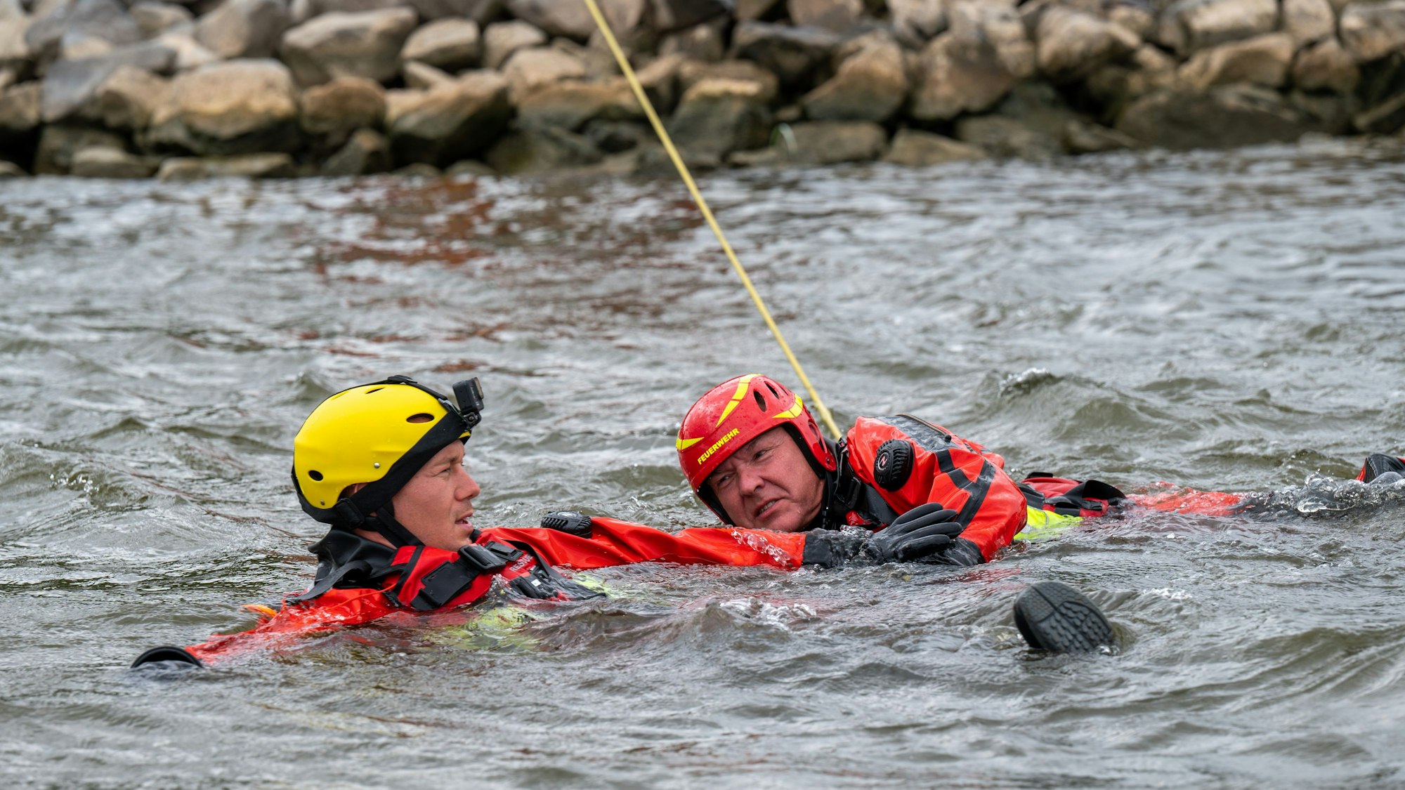 06.07.2022, Köln: Ein Rettungsschwimmer ist im Einsatz. Die Feuerwehr demonstriert die Rettung eines Verunglückten aus dem Rhein in Rodenkirchen. Foto: Uwe Weiser