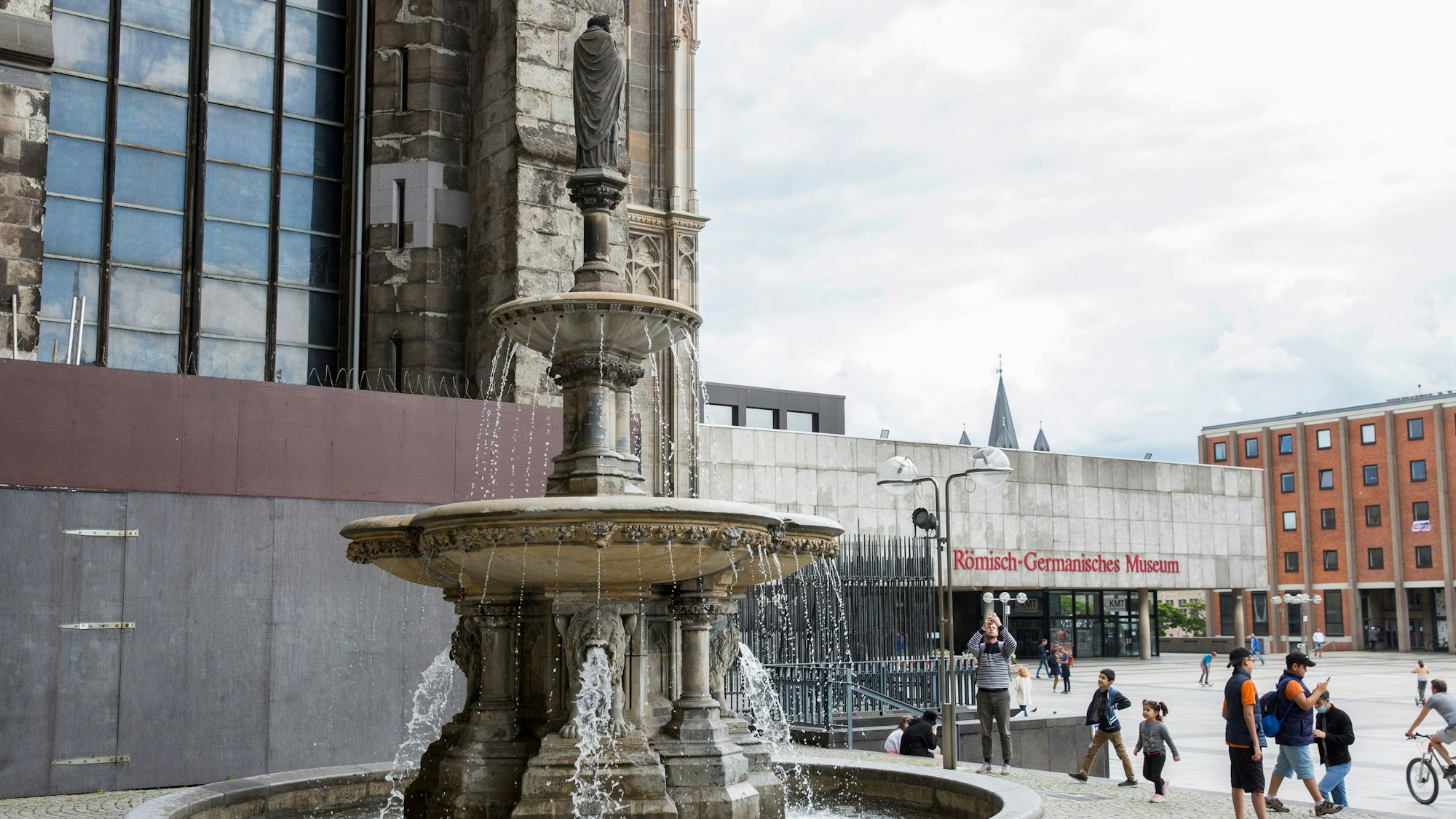 Das Bild zeigt den Petrusbrunnen am Dom.