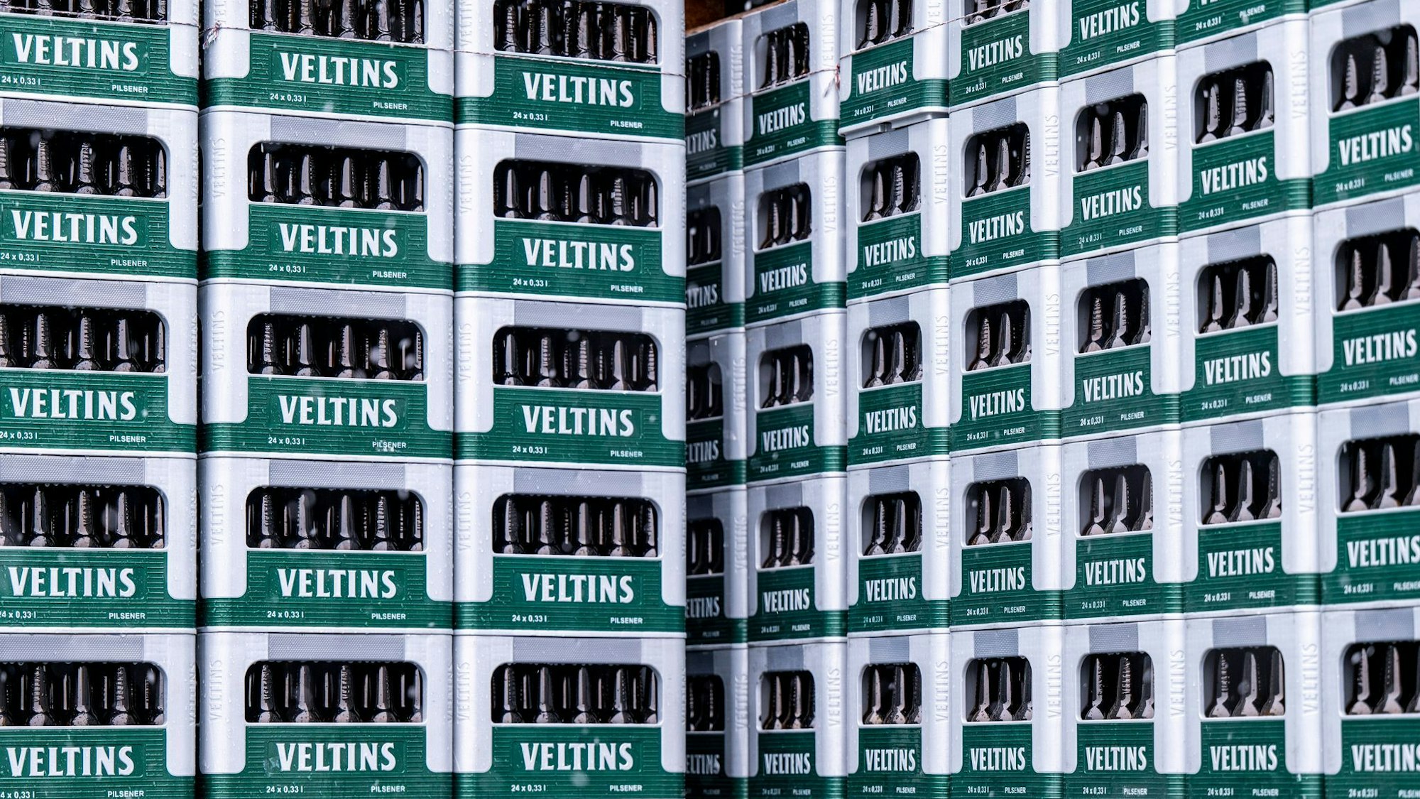 Die Großbrauerei Veltins steigert ihren Absatz entgegen dem schrumpfenden Branchentrend. (Archivbild)