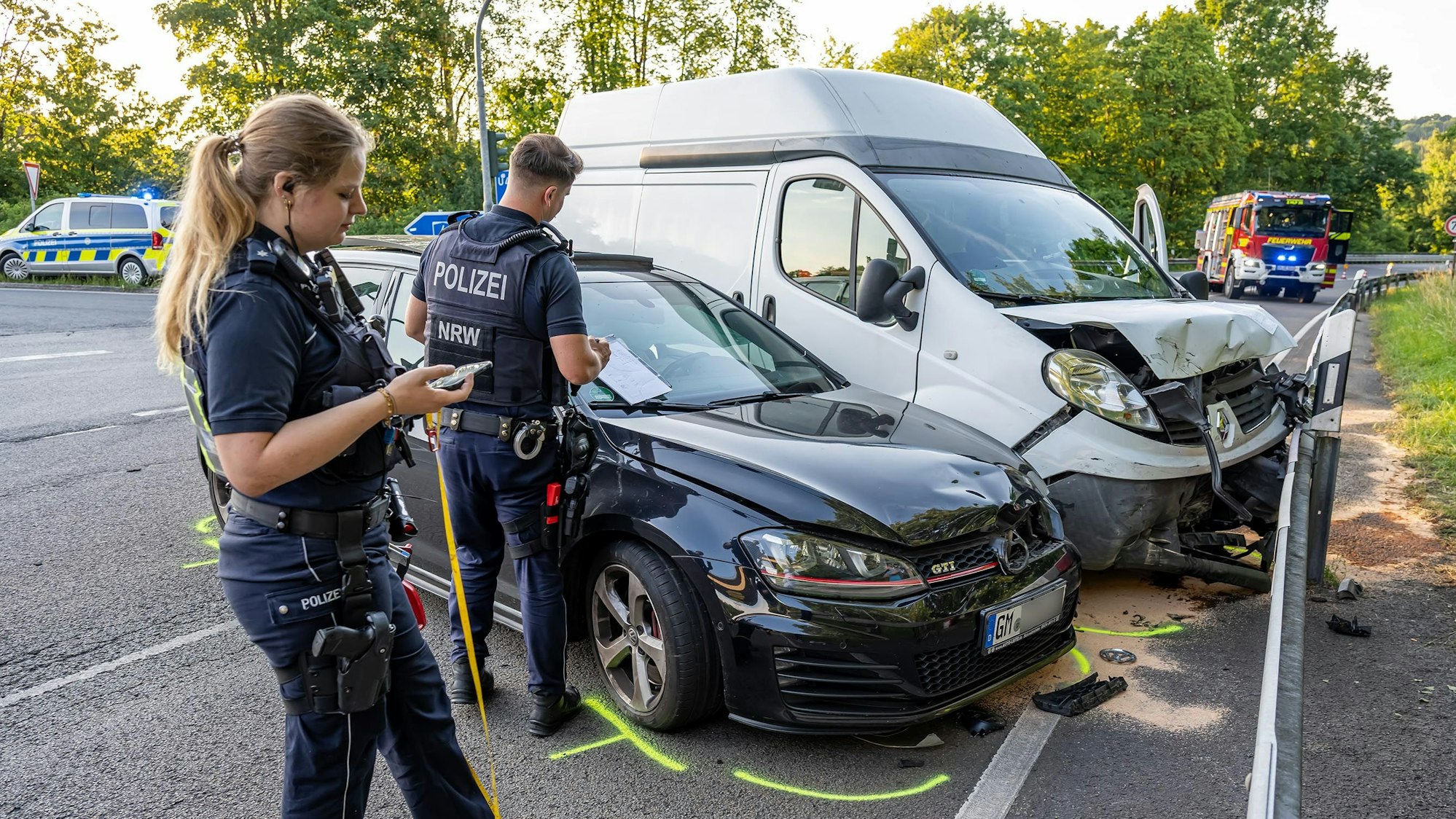 Zwei beschädigte Autos sind zu sehen.