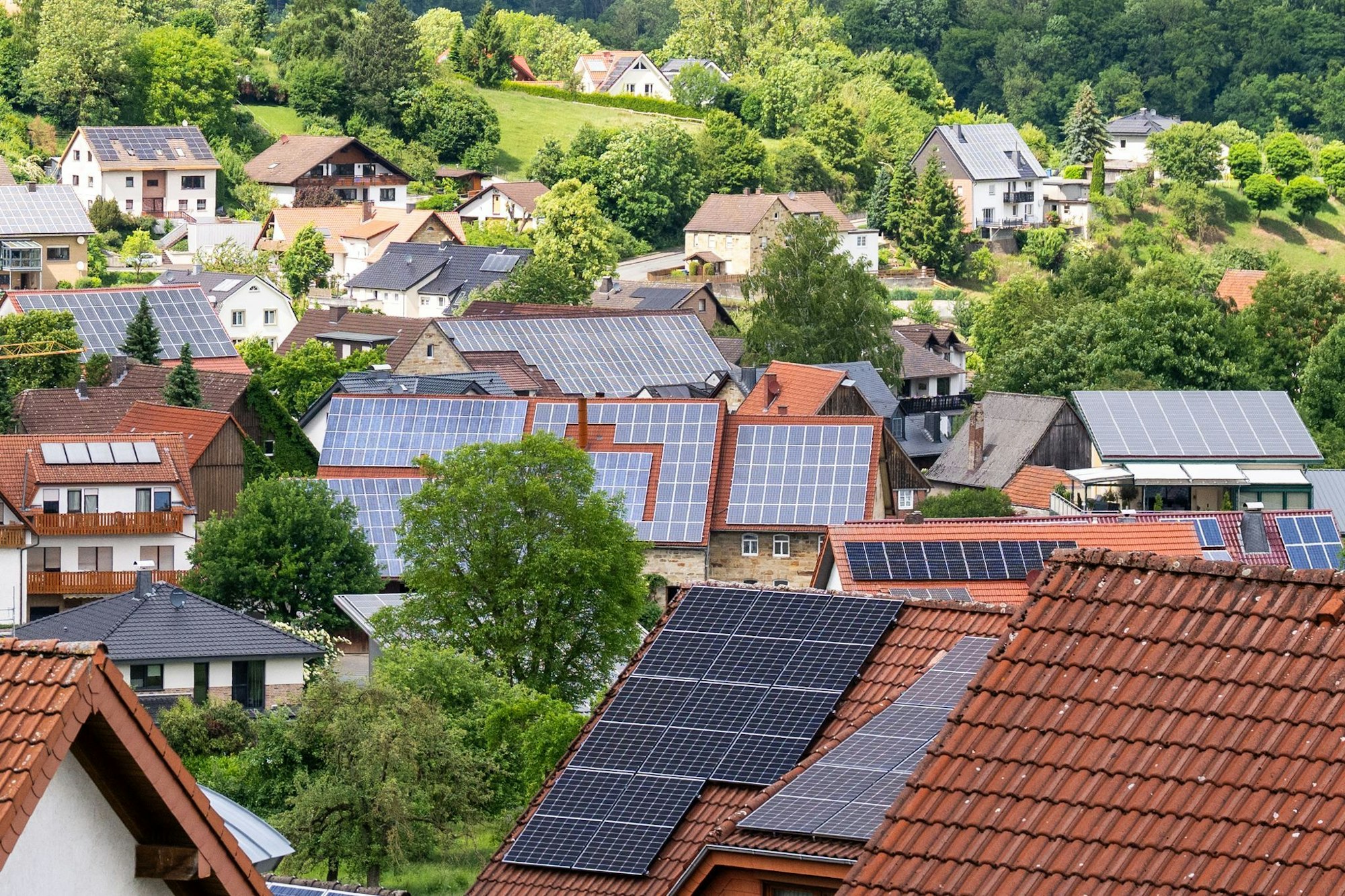 Solaranlagen auf Dächern, Gebäuden und an Fassaden machen den Großteil der installierten Leistung aus. (Archivbild)
