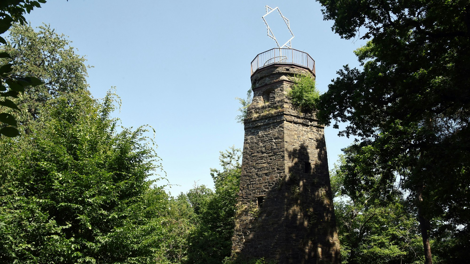 Der Bismarckturm auf der Engelshardt in Wiehl.