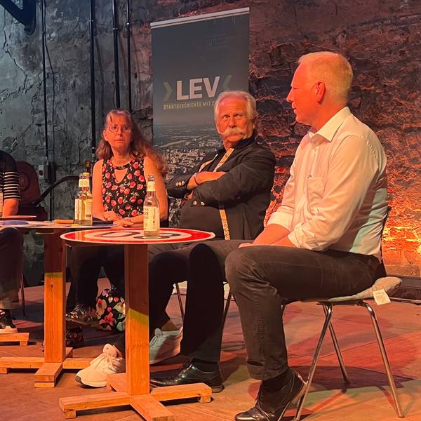 Auf der Bühne: Moderator Bert-Christoph Gerhards, Angela Breitrück, Henning Krautmacher und Dirk Müller
