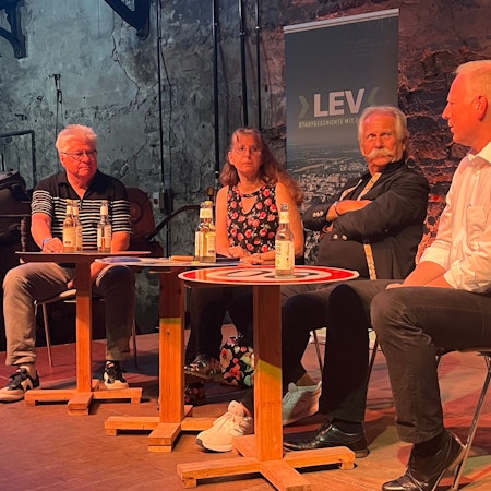 Auf der Bühne: Moderator Bert-Christoph Gerhards, Angela Breitrück, Henning Krautmacher und Dirk Müller