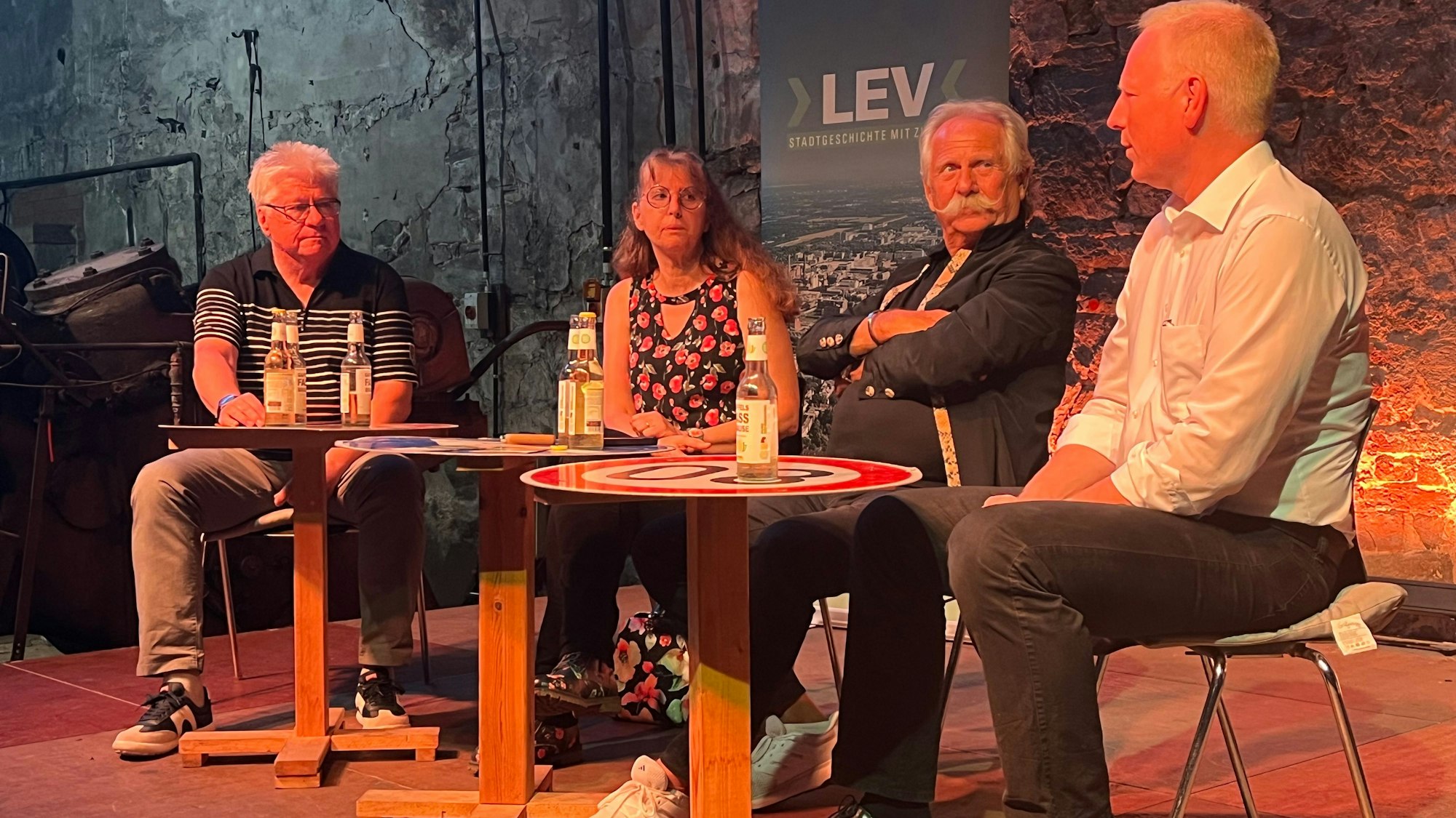 Auf der Bühne: Moderator Bert-Christoph Gerhards, Angela Breitrück, Henning Krautmacher und Dirk Müller