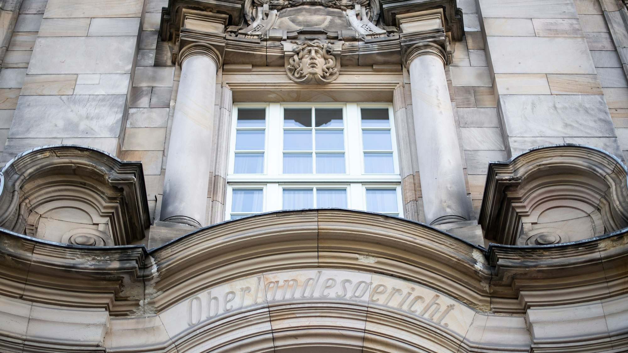 Eingang zum Oberlandesgericht Düsseldorf, das zwei Dealer aus der Haft entlassen hat.