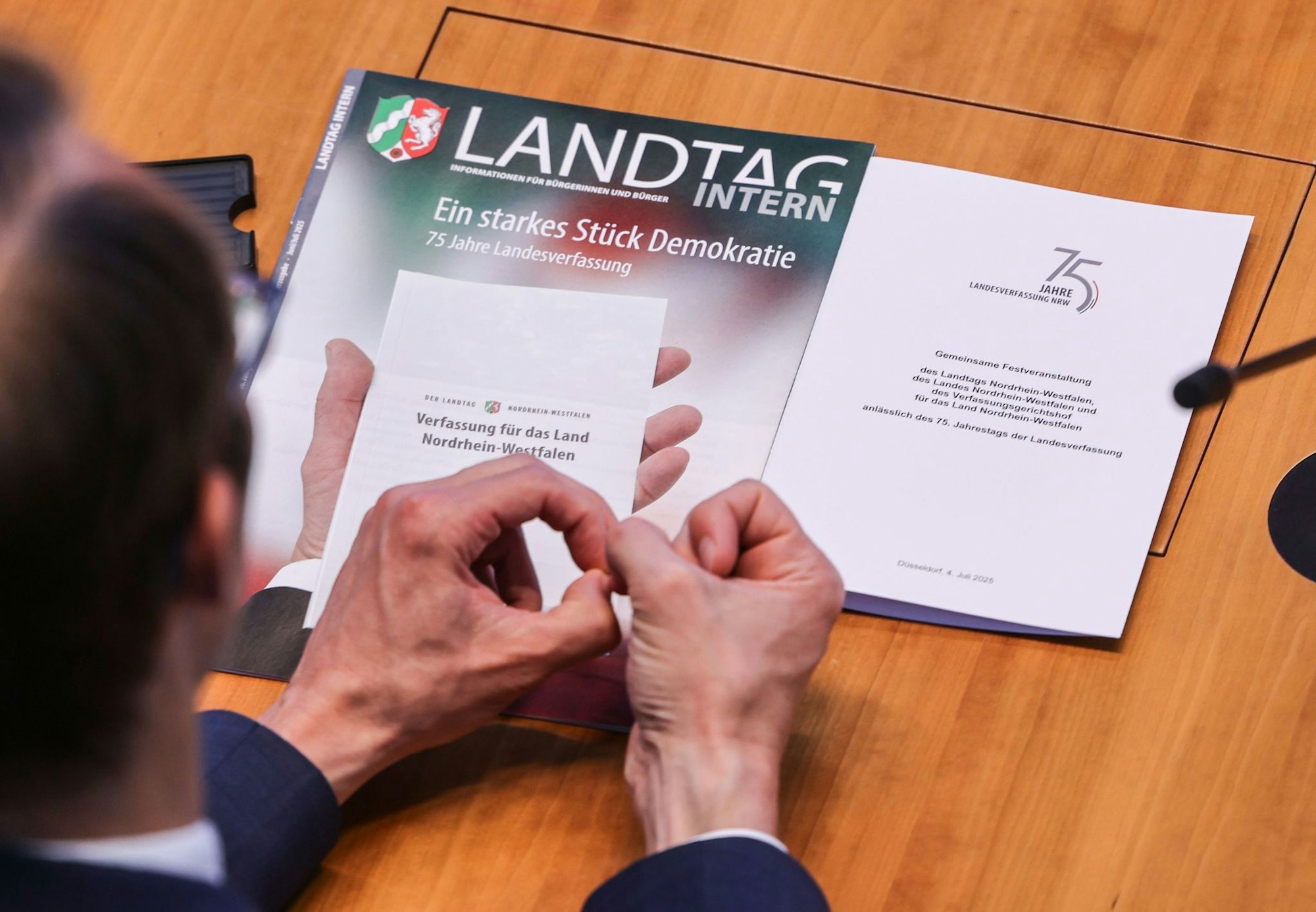 Im NRW-Landtag warnen Politiker vor neuen Gefahren für die Demokratie.