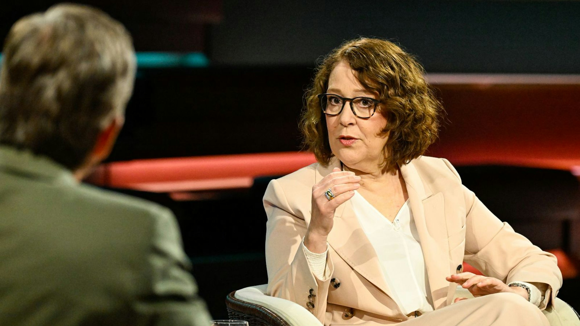Journalistin Christina Berndt sprach in Bezug auf den Sudhof-Bericht von fragwürdigen Geschäften, „Provisionen, aber auch Beauftragungen im hemdsärmeligen Verfahren durch Herrn Spahn, von einer Firma, die mit der CDU sehr vernetzt ist“. (Bild: ZDF / Markus Hertrich)