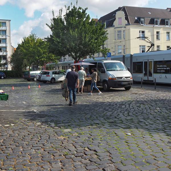 Blick auf den recht dürftigen Zollstocker Wochenmarkt