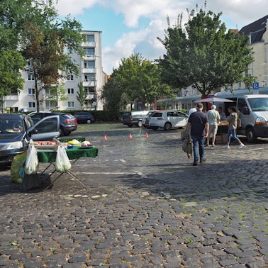 Blick auf den recht dürftigen Zollstocker Wochenmarkt