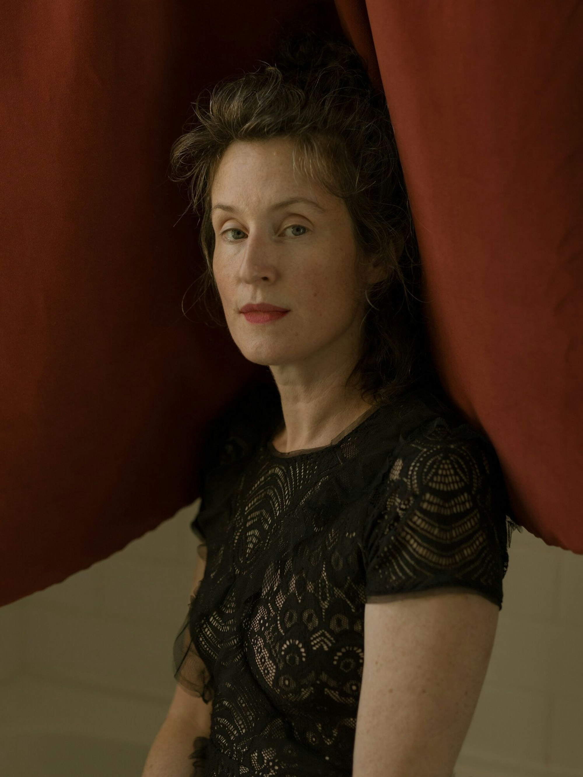 Julia Ulehla schaut in die Kamera.