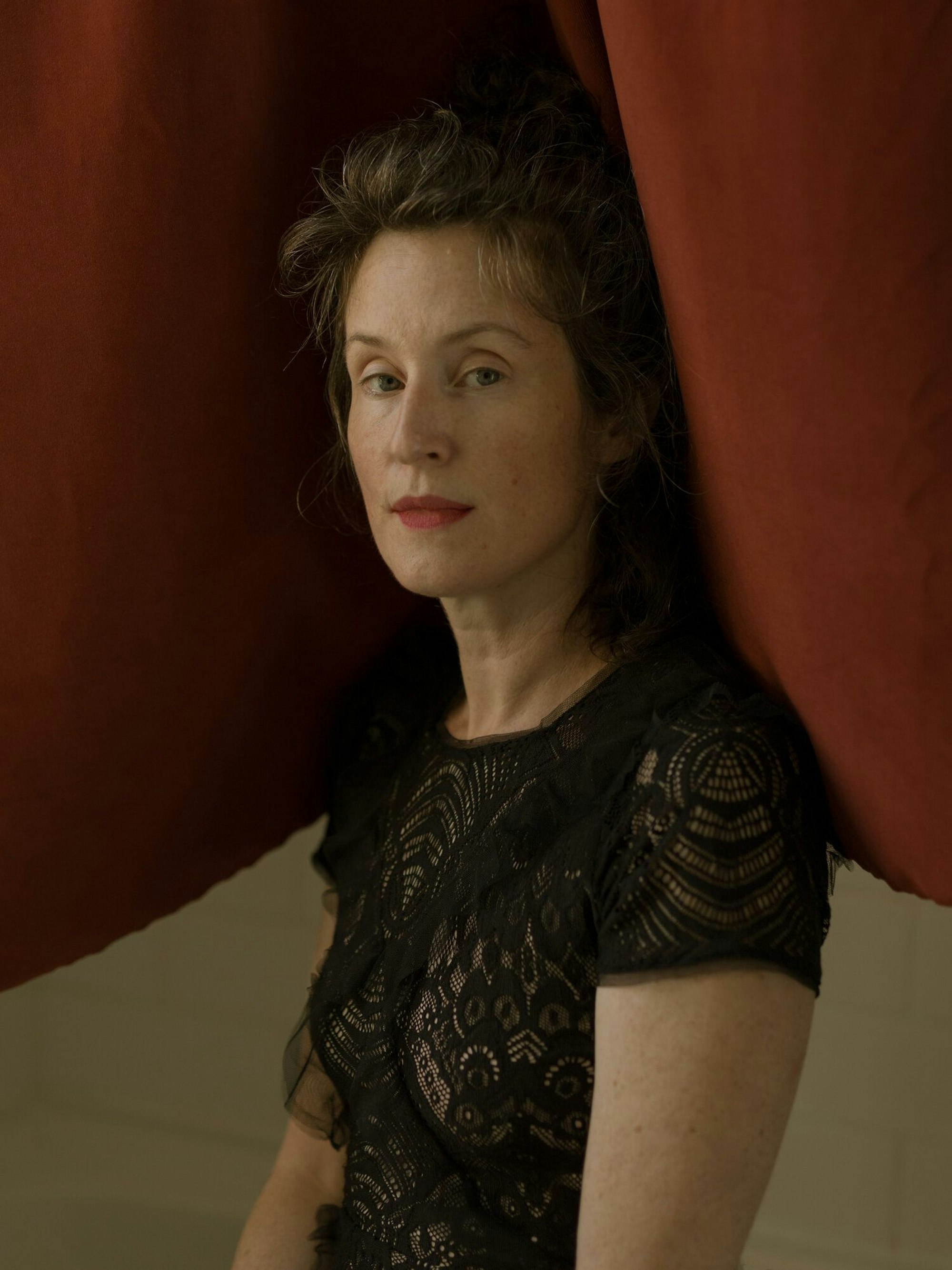 Julia Ulehla schaut in die Kamera.