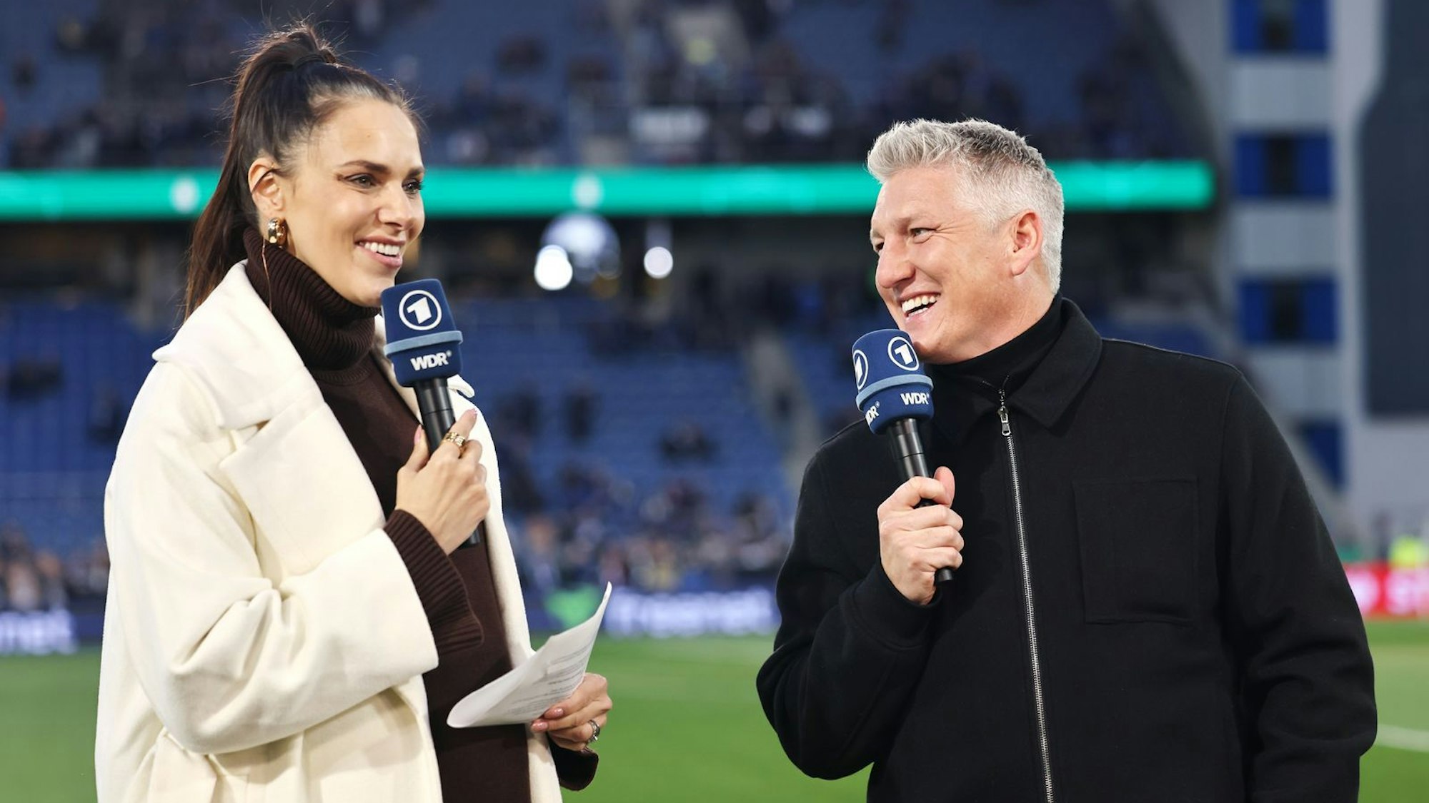 Esther Sedlaczek und Bastian Schweinsteiger führen durch wichtige Fußball-Live-Übertragungen im Ersten. (Bild: 2025 Getty Images/Christof Koepsel)
