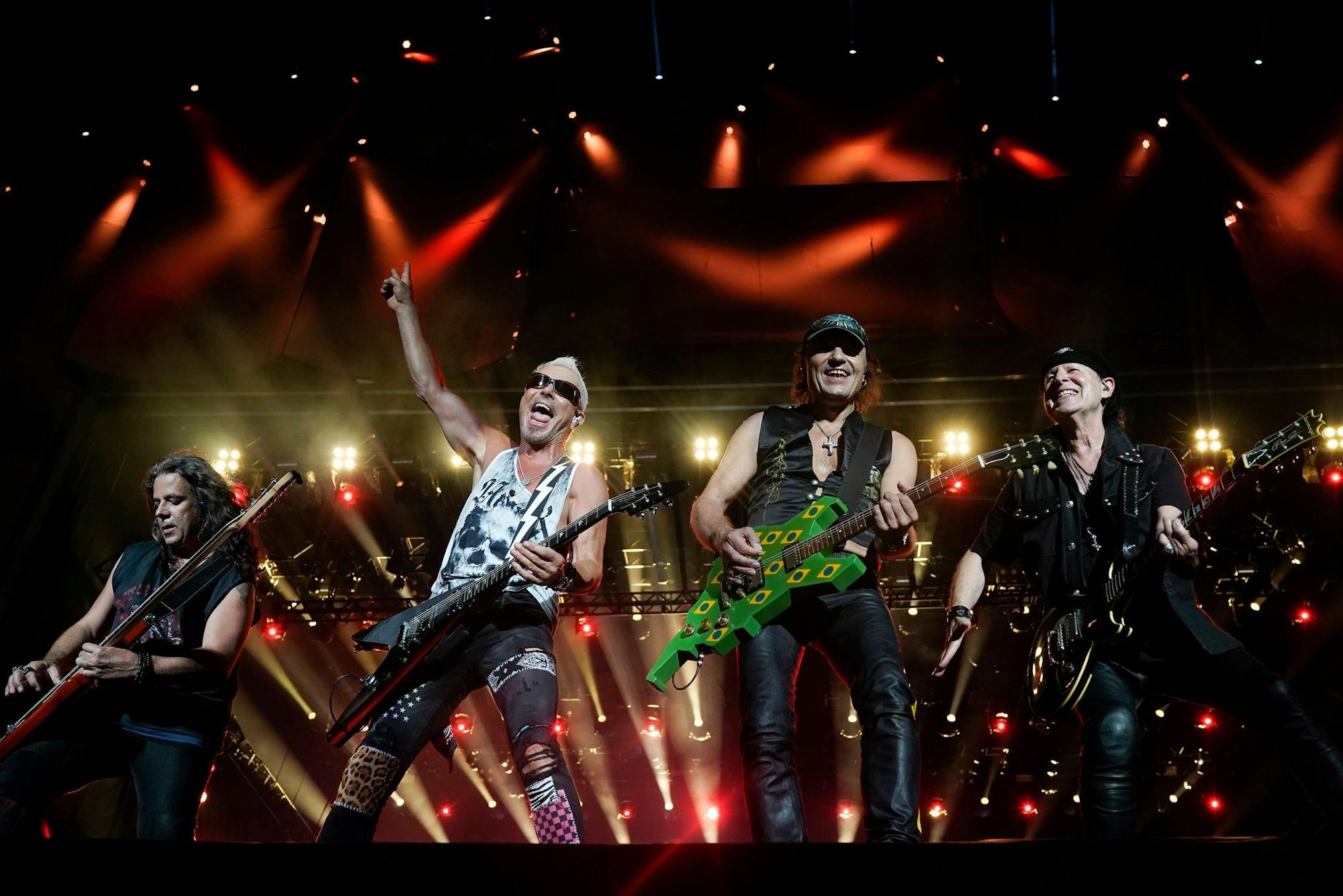 Fans schwärmen von der Energie der Scorpions auf der Bühne. (Archivbild)