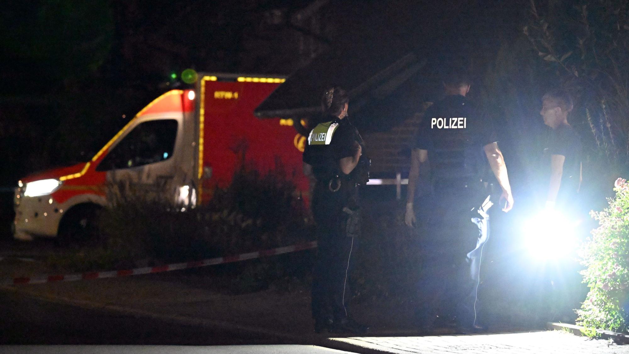 Polizei und Rettungskräfte bei einem Einsatz (Symbolfoto)