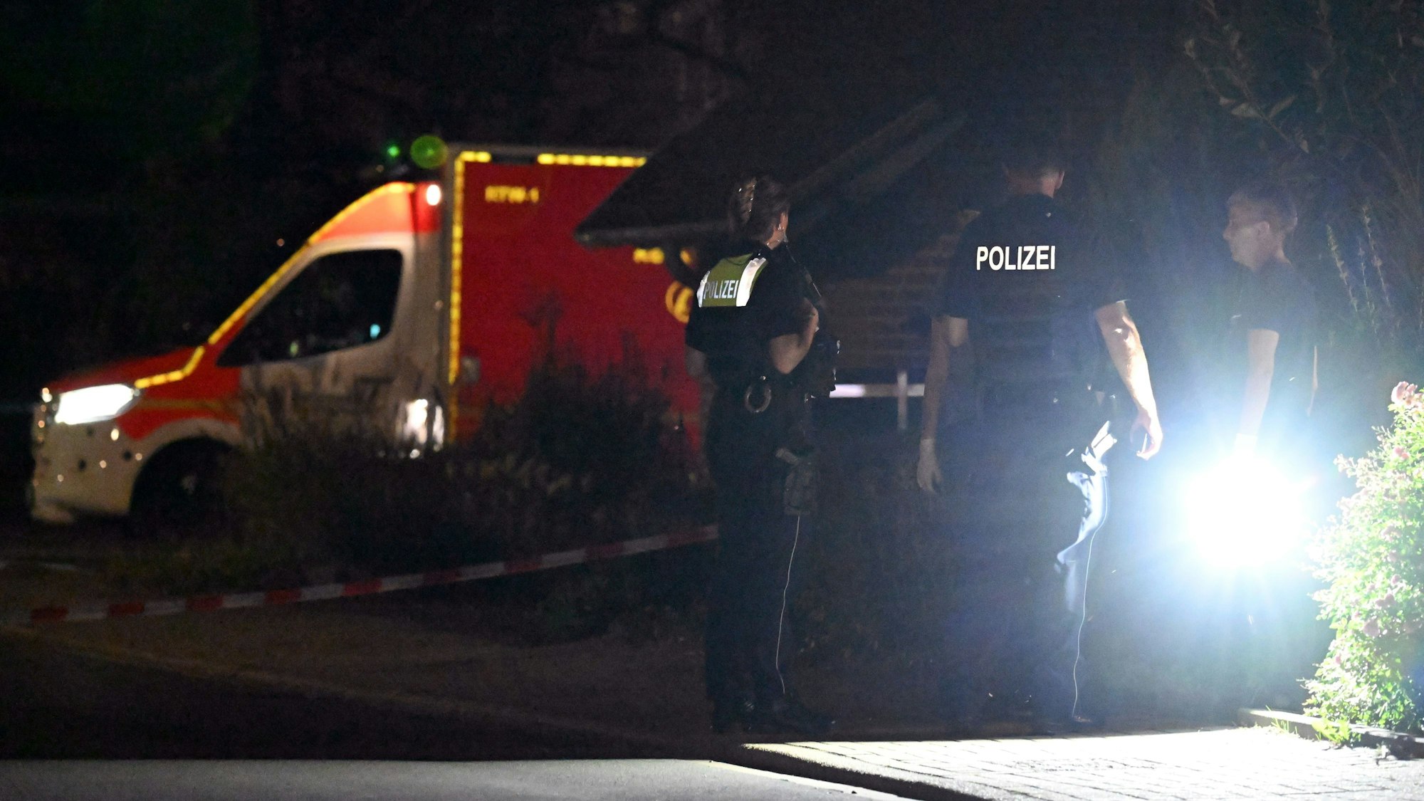 Die Polizei befragt Menschen auf der Straße (Symbolfoto).