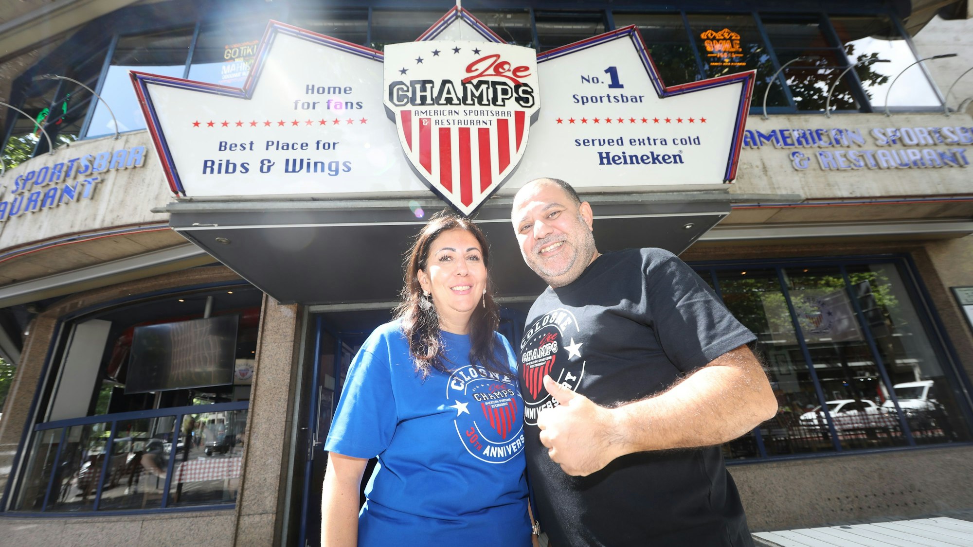 Menoubia Khamassi und Oualid Ghodhben (v.l.) vor dem Joe Champs am Rudolfplatz: Khamassi führt die Sportsbar in zweiter Generation.